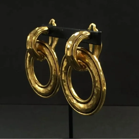 Chanel vintage 24kt gold plated hammered door knocker hoop clip on earrings. - Picture 5 of 11